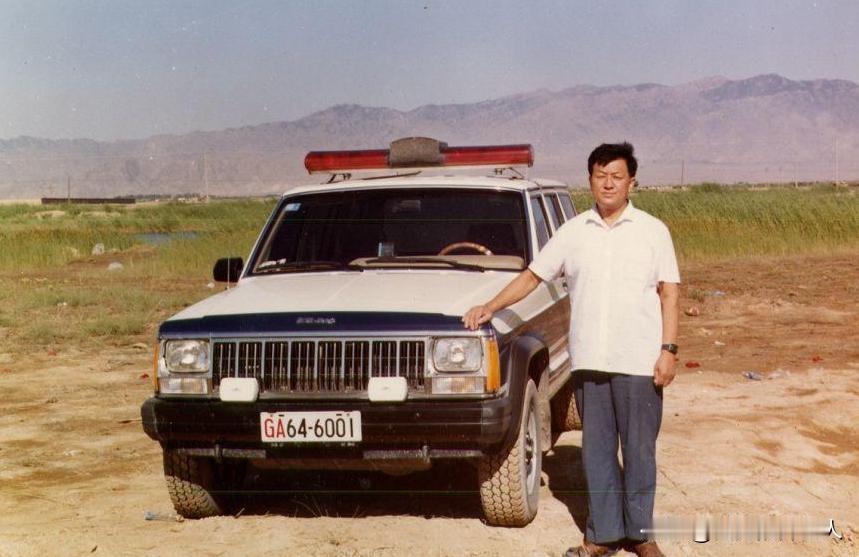 1985年的一个冬夜，临汾小城，三个男子，一人手持一把小口径手枪，一人手持一把五