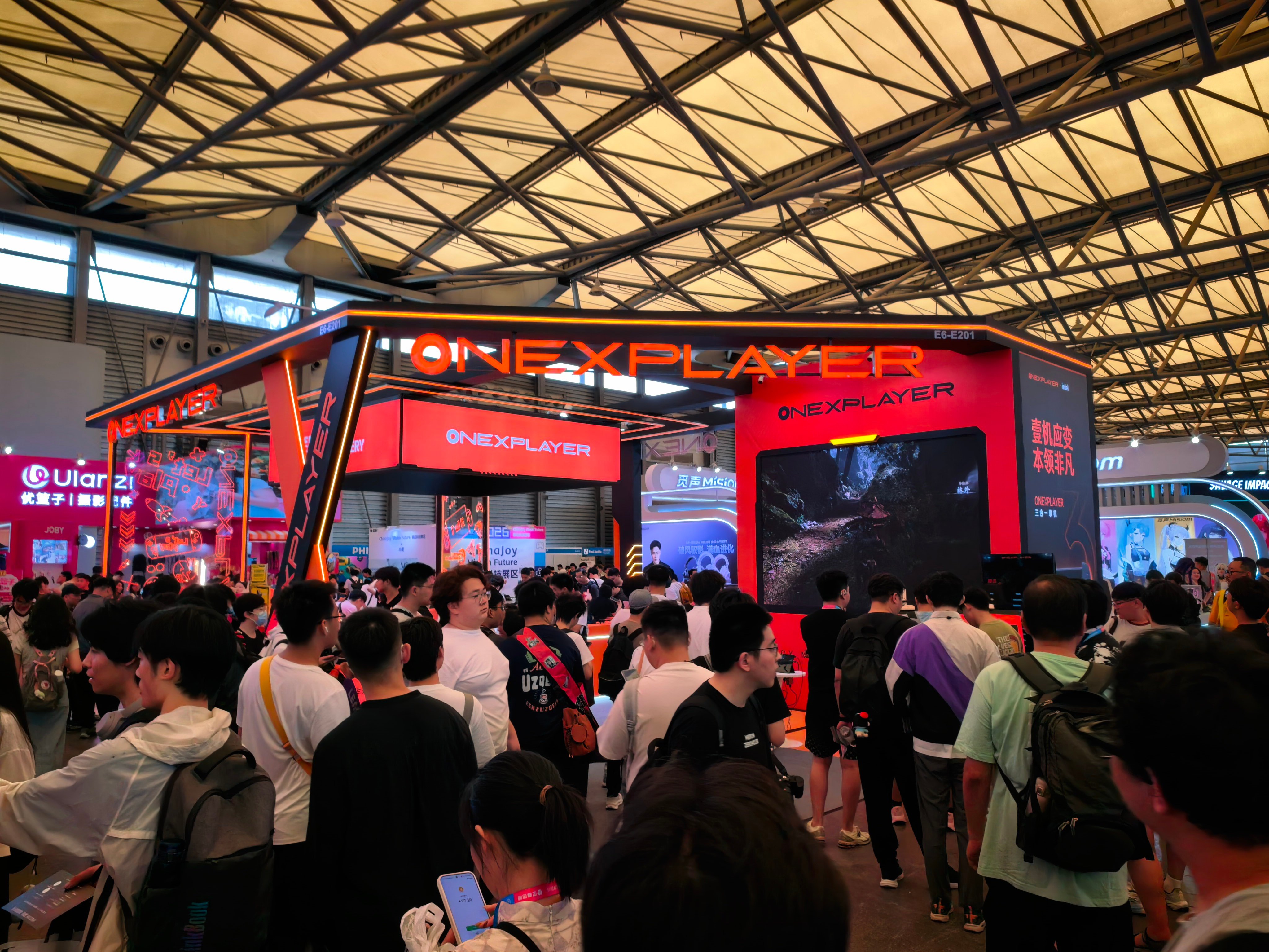 ChinaJoy壹号本OneXPlayer展台，一众Windows掌机可以随便上