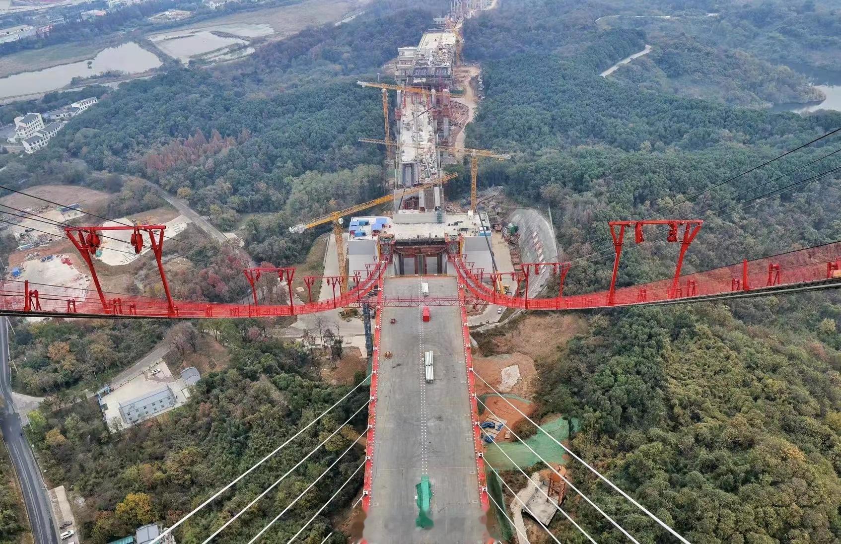 【“红龙”初显！ G3铜陵长江公铁大桥主缆索股开始架设】12月4日下午3时，由铜