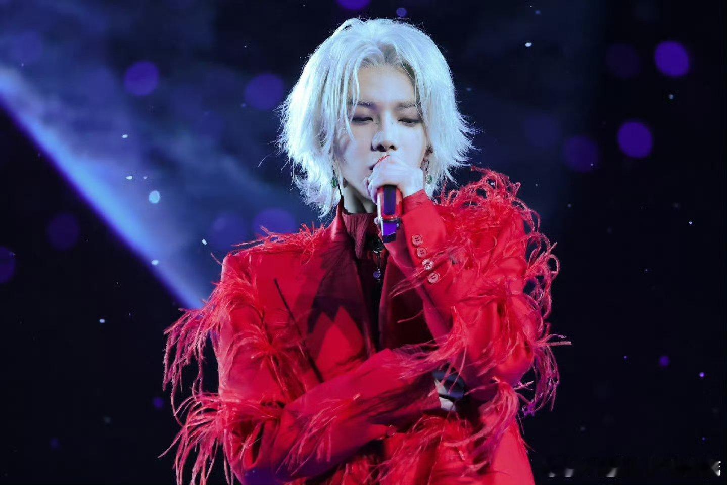 华晨宇这一秒过火 频闪灯光下的那个瞬间太绝了，光影配合他的动作，直接定格成经典画