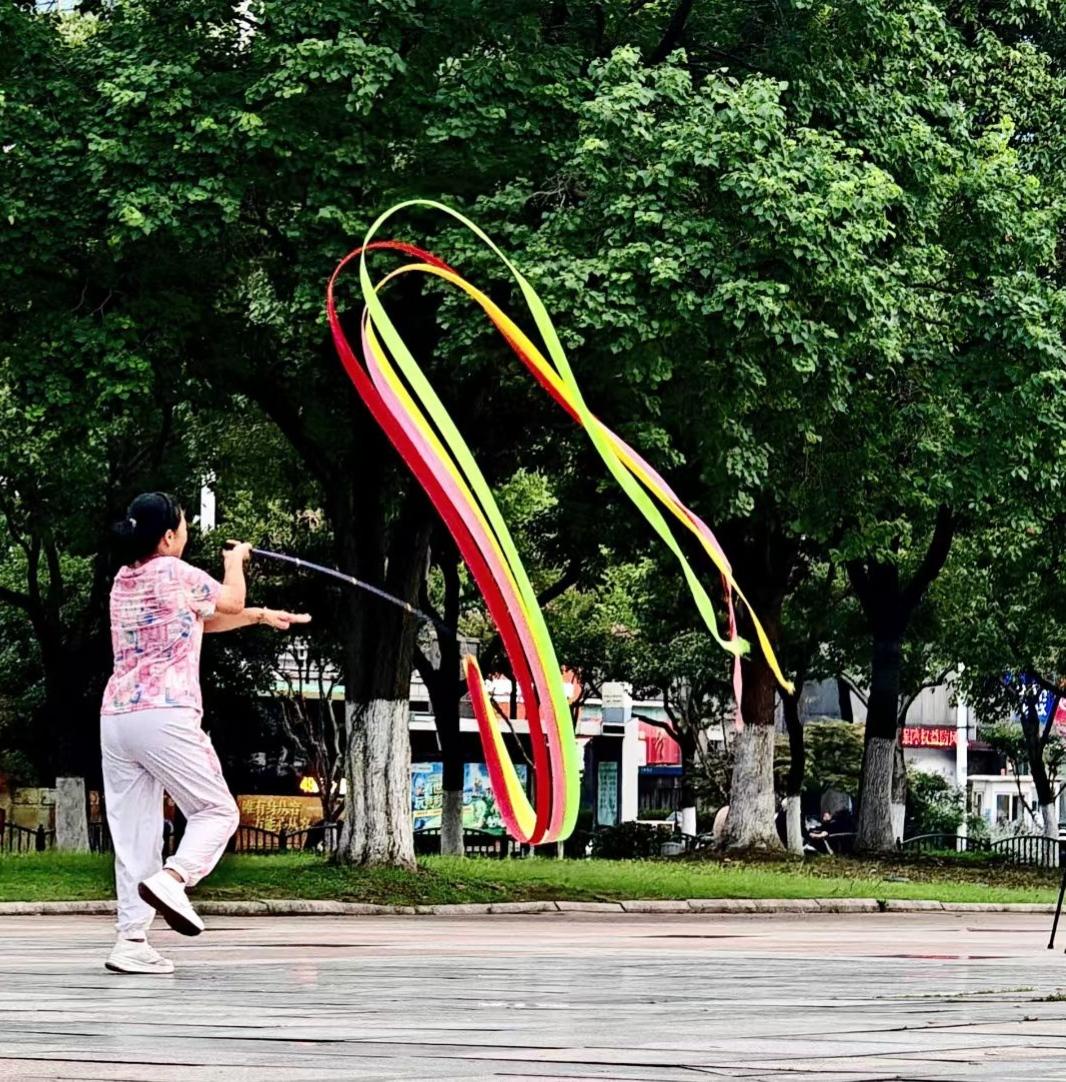 夏日打卡分享生活记不问岁月几何，保持一份热爱。彩带飞扬，挥洒活力，把平凡日子舞得