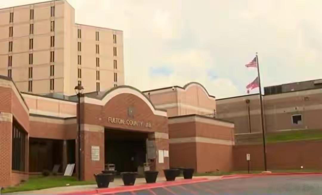 【川普当心】据美国《新闻周刊》网站8月16日报道，美国前总统特朗普和其他18名嫌