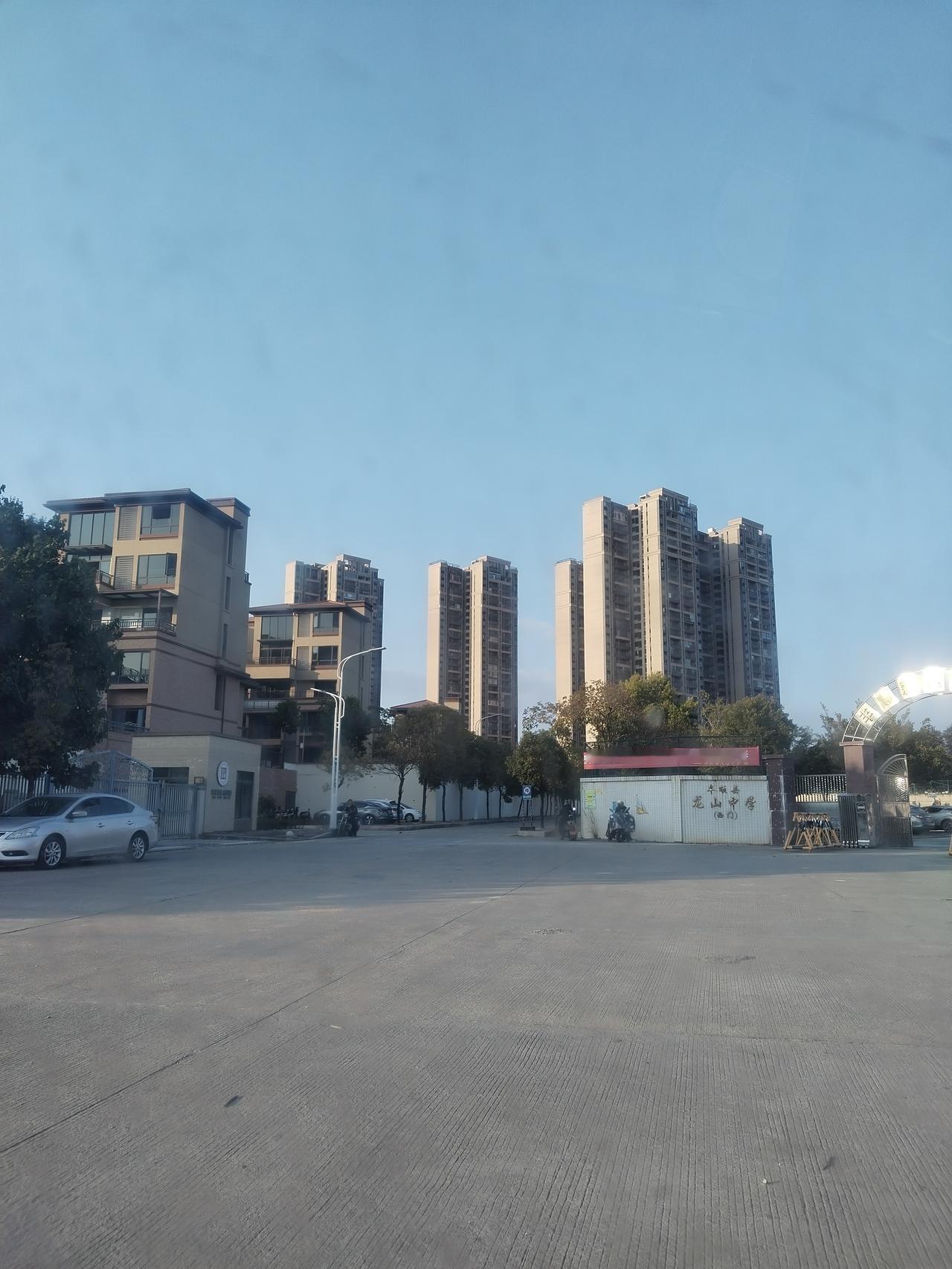 就像现在这样，看着路边的楼、树，还有清清爽爽的天，风从车窗缝里钻进来，吹在脸上凉