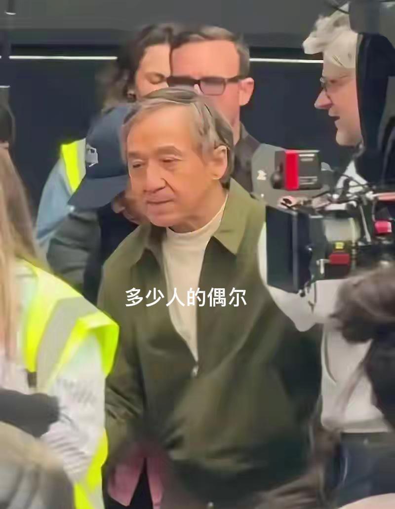 71岁成龙的遗憾，
戳中多少有钱人的痛处！
拿过奥斯卡终身成就奖，

拍一部戏片