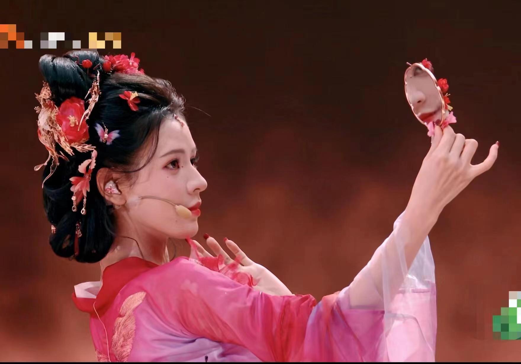 张予曦弹幕“姐你唱歌真好看”，这届网友是懂夸人的 ​​​