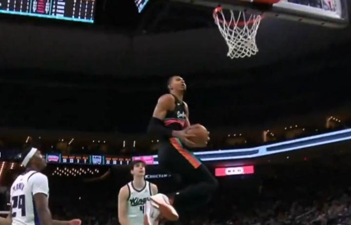 文班亚麻这球是五佳球之首了。只见他中路接球突破，面前空无一人，然后他持球滑翔，双