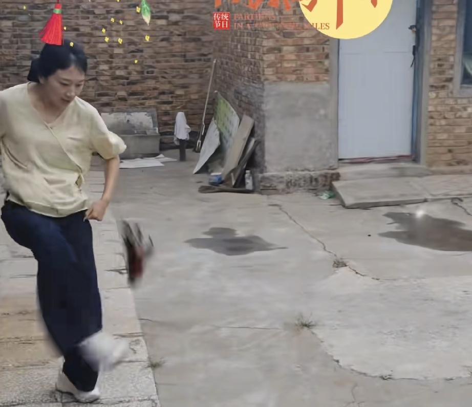 林丽中秋回天津的团圆视频，比她那二十多条哭诉视频加起来都圈粉！
中秋期间，林丽回