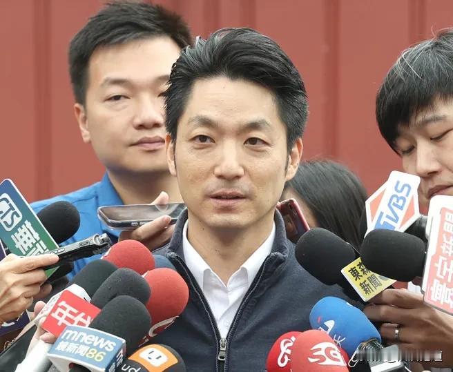 蒋万安，不论唐湘龙怎么问，他就是不肯承认自己是中国人，自己只是台湾人，他完全可以