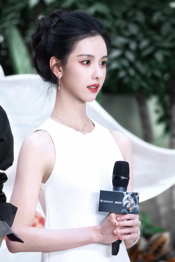 鞠婧祎陈都灵你俩好会演 谁能想到看姐妹对峙看哭了。雾妄言让露芜衣动手的时候是闭着