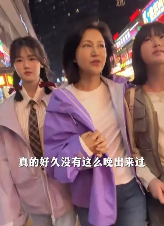 陆毅鲍蕾带着俩女儿重庆游玩，一家四口半夜11点多逛夜市。鲍蕾跟俩女儿关系是真亲近
