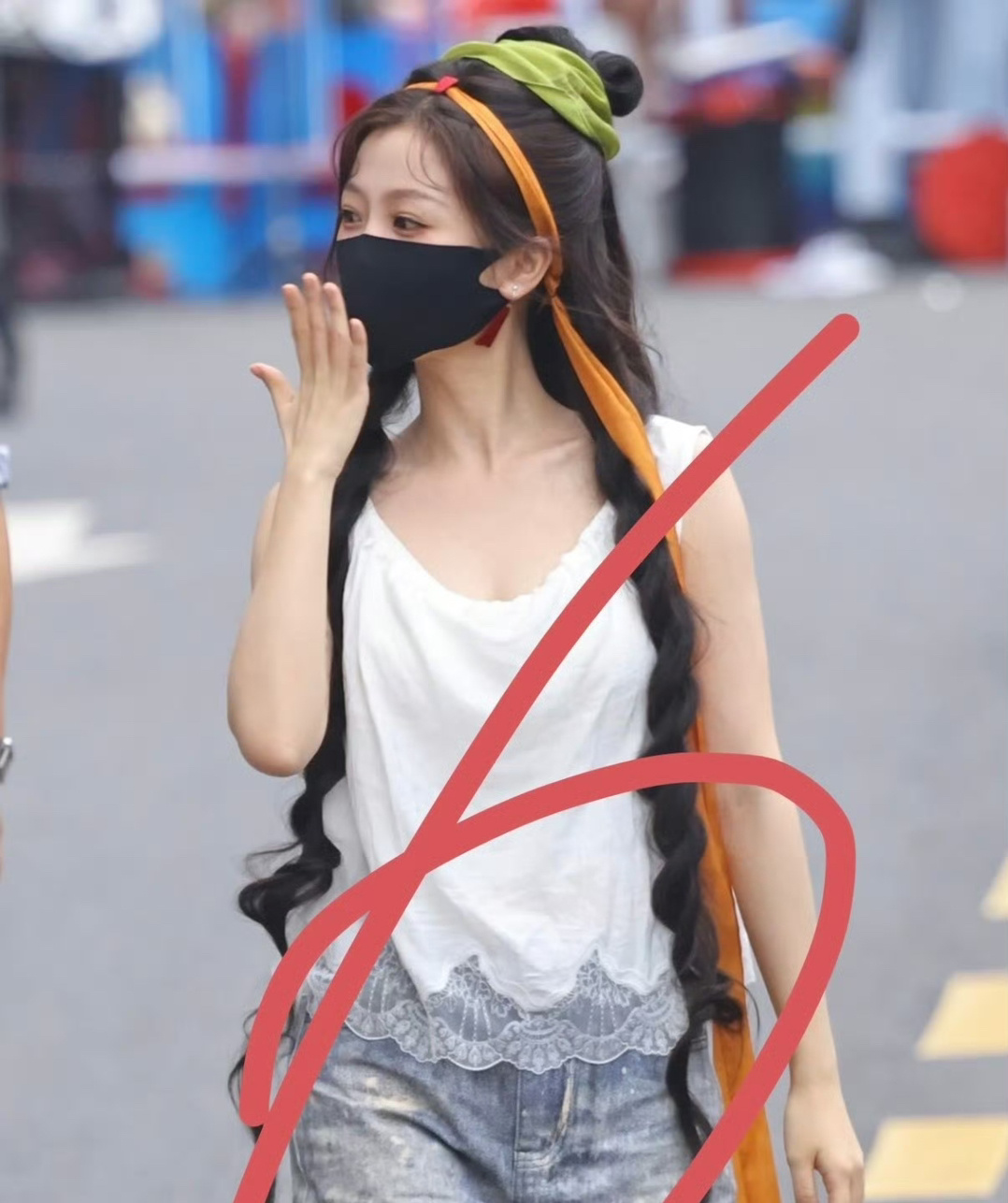 《念相思》虞书欣新造型路透来了，现场的人气好高啊！ 