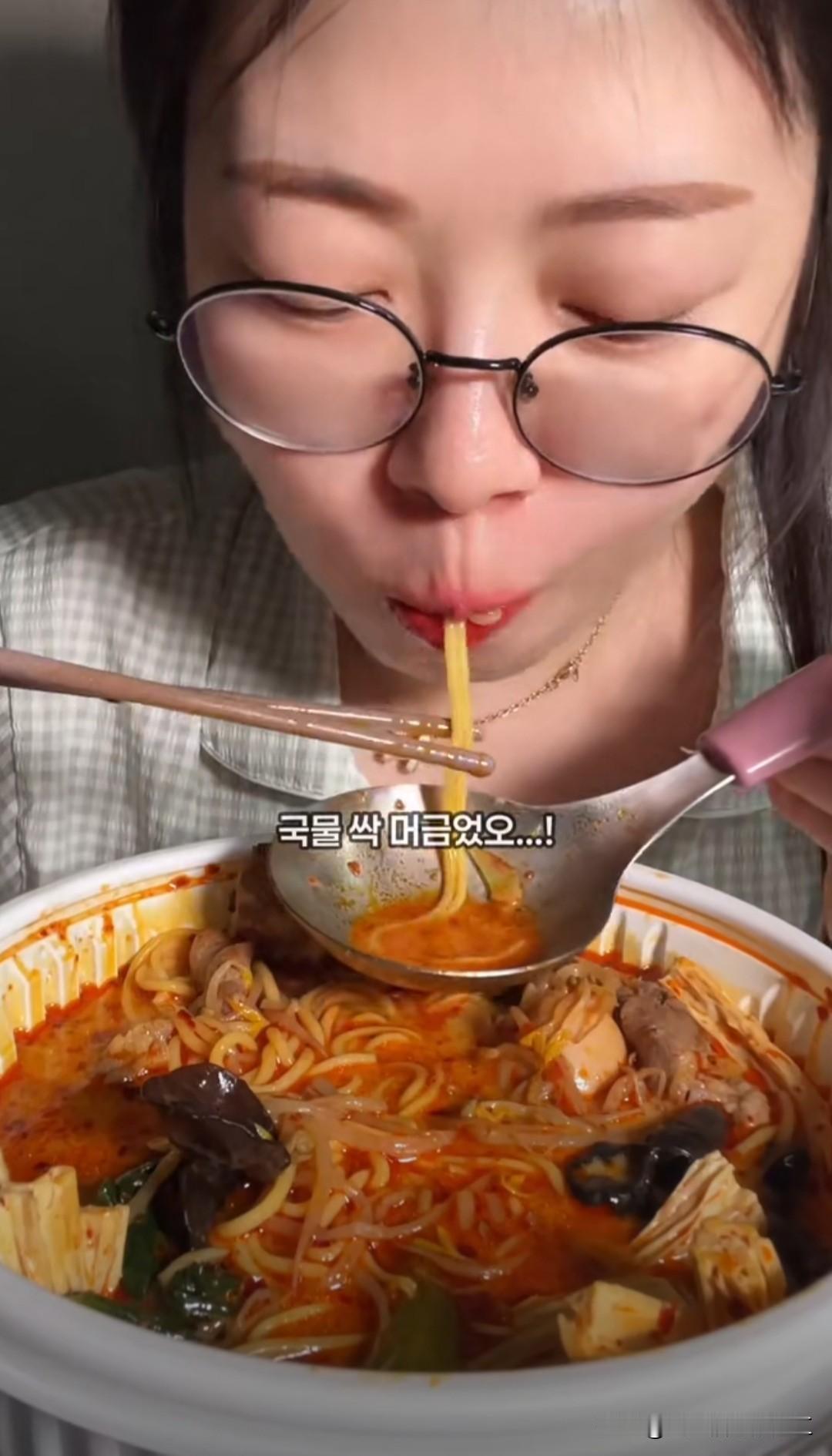 韩国网红吃麻辣烫满头大汗，在外网有近3,000万的播放量！