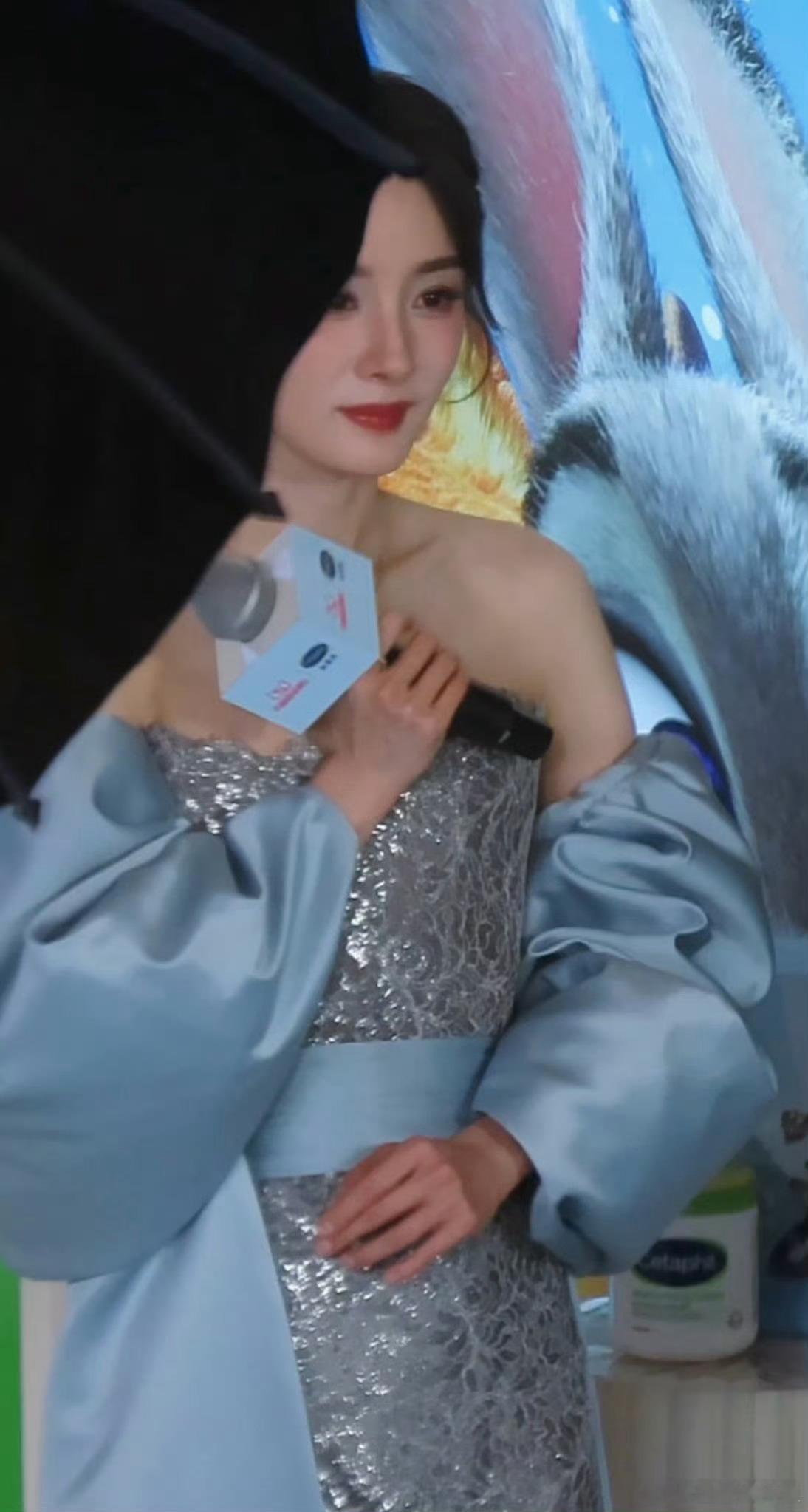 这个歪头杀…幂姐真的把可爱和灵动刻在DNA里了🥺 明明可以靠气场杀人，偶尔撒娇