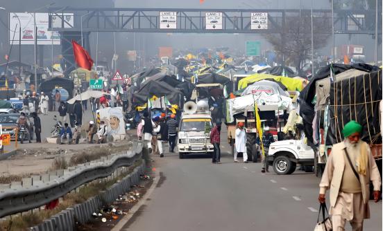 炸锅了，曾经吊打英国的经济强国，印度经济突然崩盘，股市狂跌 10%，如今竟陷入了