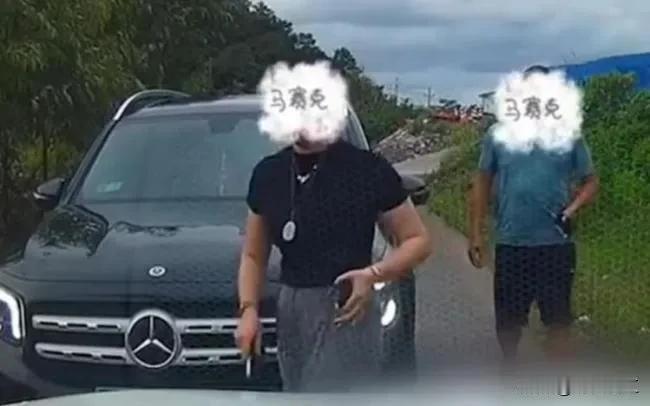 广西防城港奔驰女司机会车纠纷引特权质疑：“要不然，我就拿证了哦！” 车牌信息疑遭