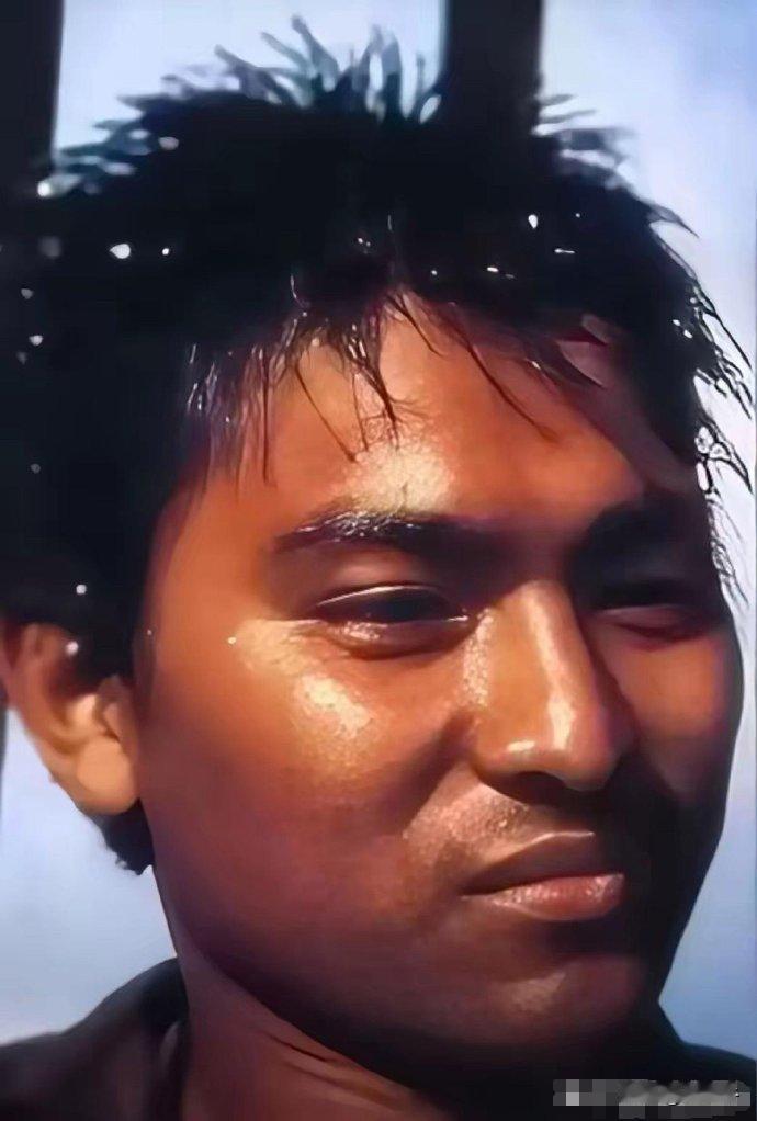小子，我看你骨骼惊奇，必是演艺奇才。

30岁之前定能红遍东南亚，40岁封王拜相