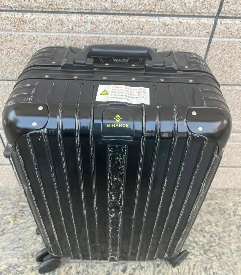 最古早味的币安
老家收拾物件，发现17年binance行李箱，虽然质量一般而且已