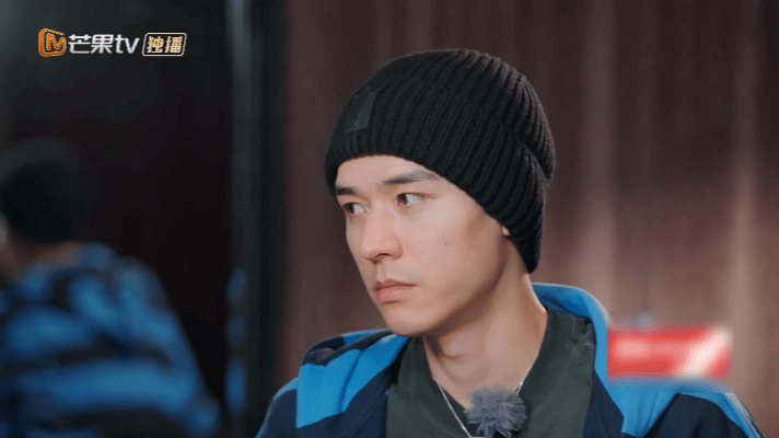 龚俊收到了女士香水 意外收获女士香水的龚俊，用高情商化解了盲抽礼物的小意外[送花