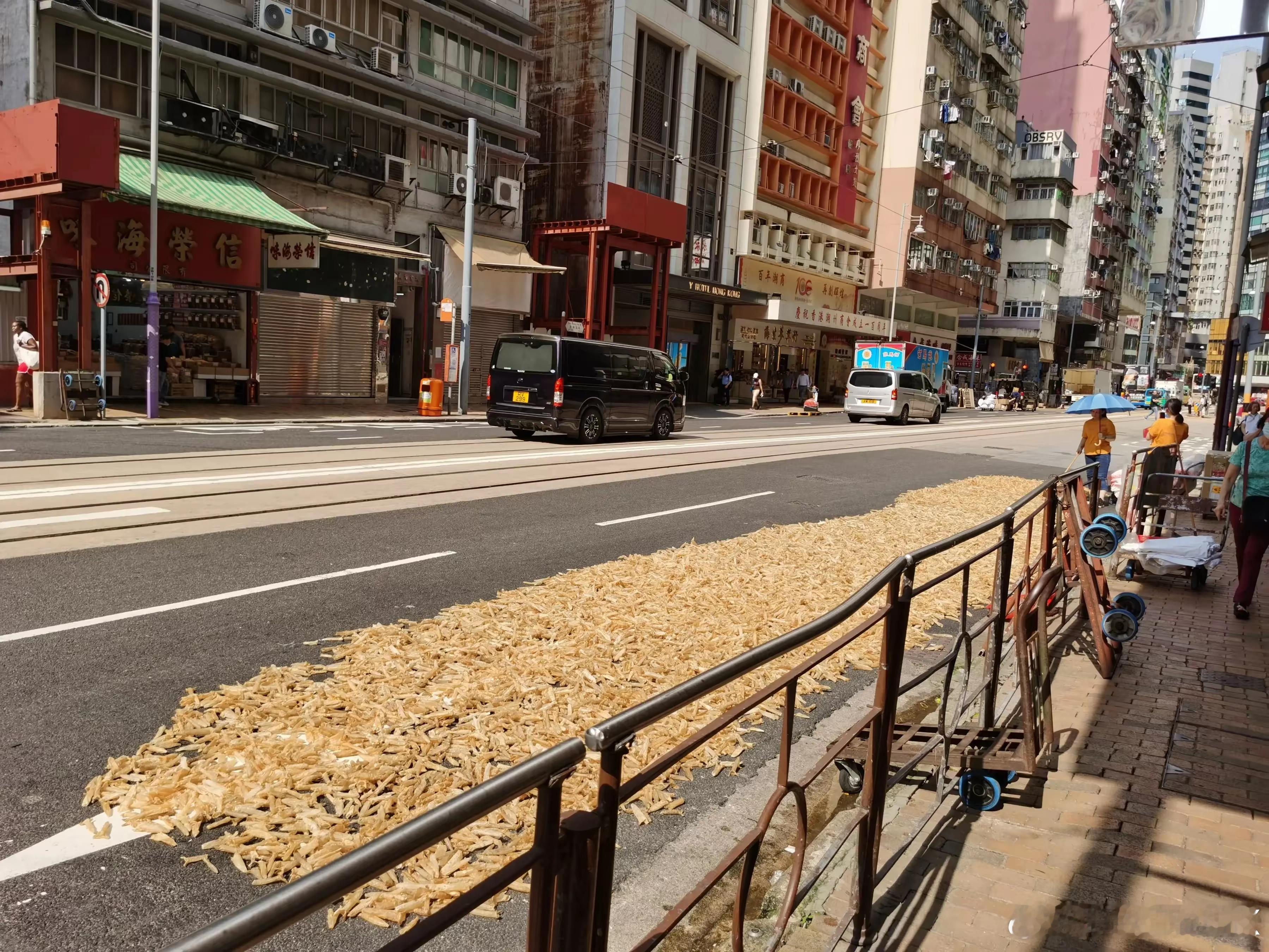 沥青路面烤鱼胶，谁吃谁知道！没想到在香港这样的国际大都市，2025年了还可以在大