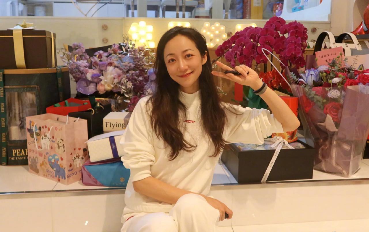 韩雪41岁生日照，集美貌与才情于一身的女子啊！永远都那么美丽高雅，她的自信真的是