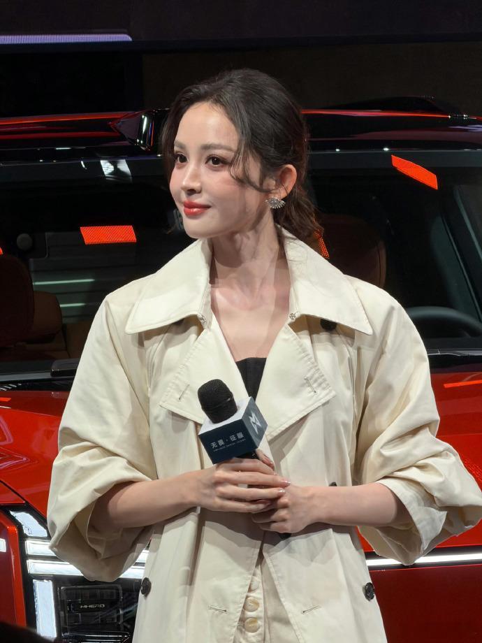 娜扎眼疾恢复后状态 真的好好看啊 