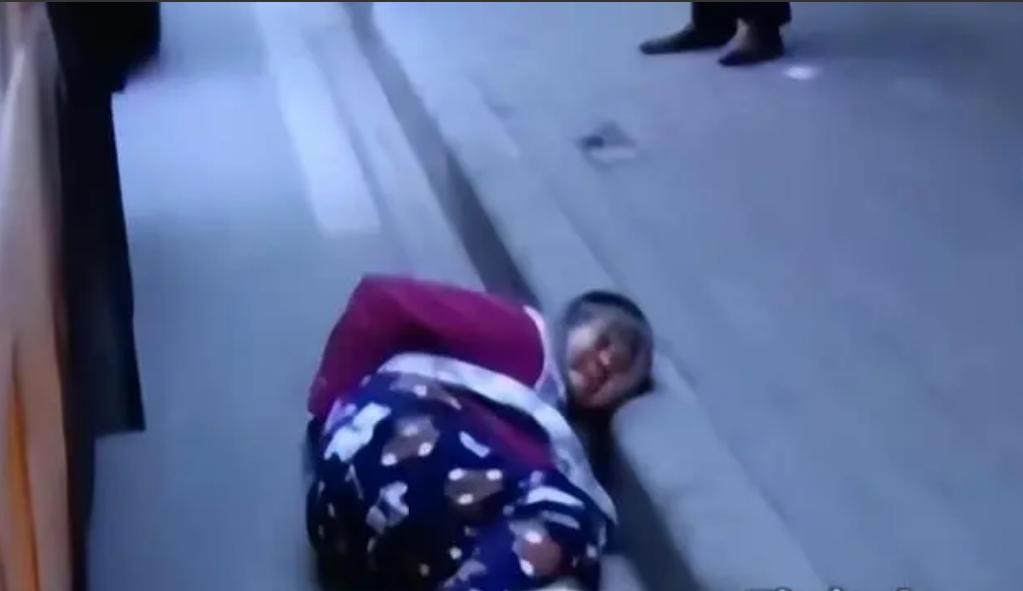 广东深圳，75岁大妈摔倒没人敢扶，她强忍疼痛大喊"我不讹人!"没曾想司机好心将大