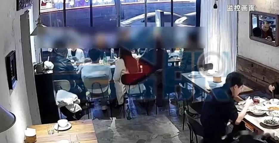 重庆人如今都吃上“霸王餐“了？
九龙坡一餐馆，10个人来聚餐消费1262元，吃到