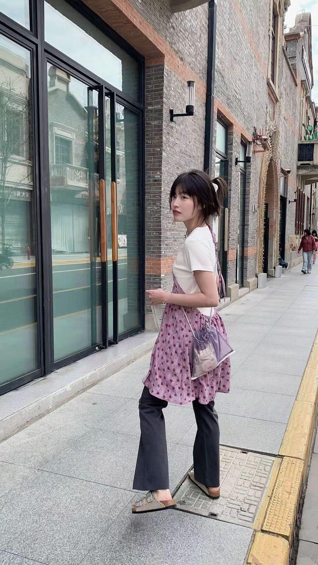 🌸砖缝里长出春天的裙摆，玻璃映着漫不经心的温柔。放慢脚步，日子会给你恰到好处的