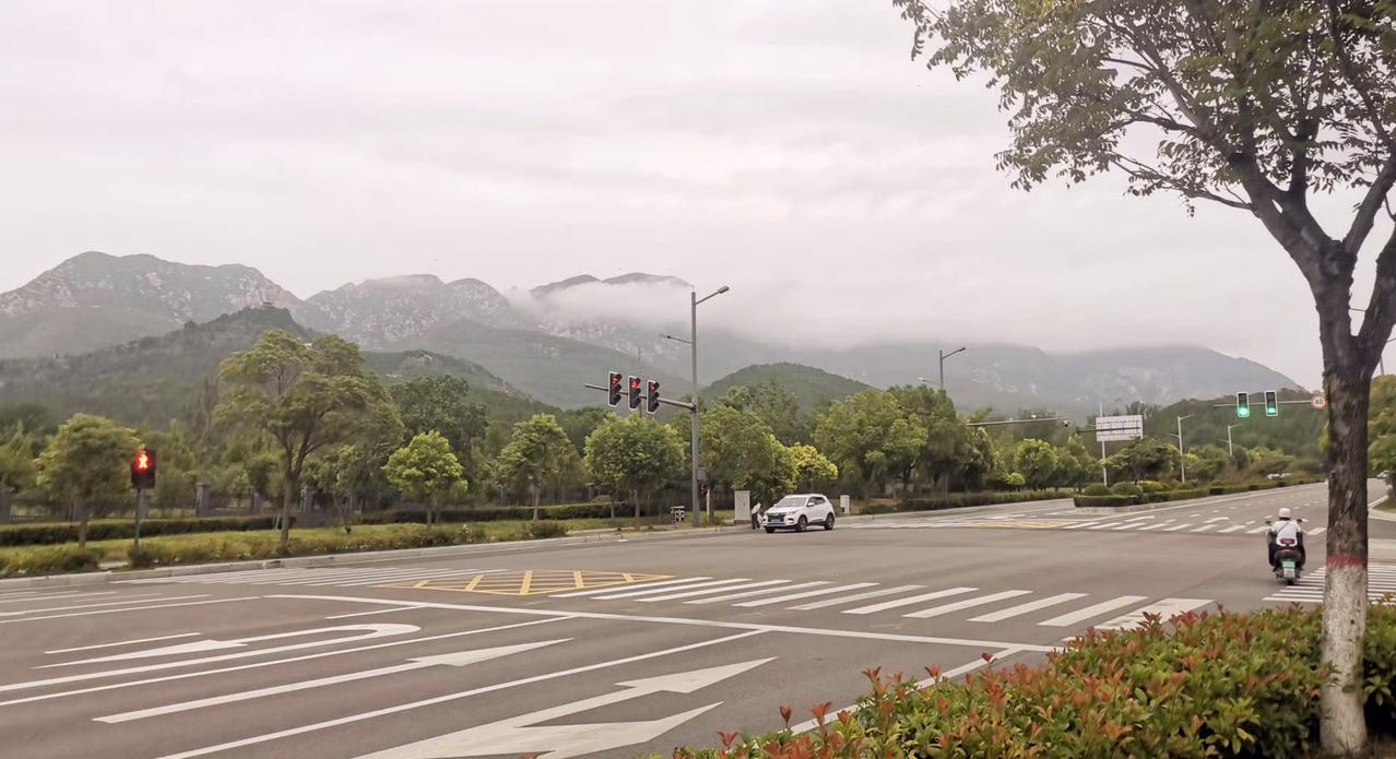 昨天我回家，在路上听到一位中年男子打电话说: “能不能借我500块钱，下个月还你