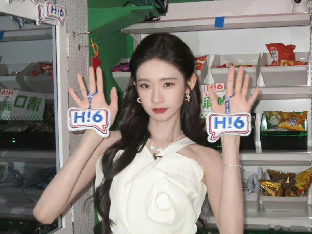 张艺凡三个人的世界太拥挤这下是真的三个人的世界很拥挤了，张艺凡和杨迪魏大勋玩游戏