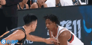 张文逸挂臂犯规，看懂了吗？                           