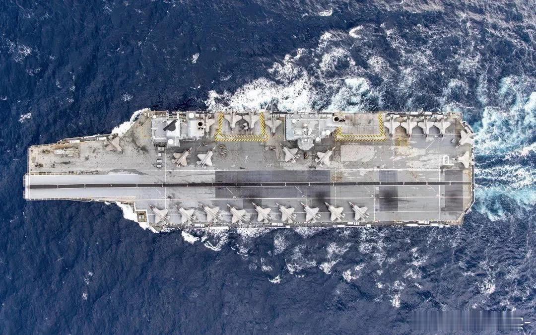 搭载24架肥电B的威尔士亲王号航母俯拍照片中外舰闻外军影像兵器影像