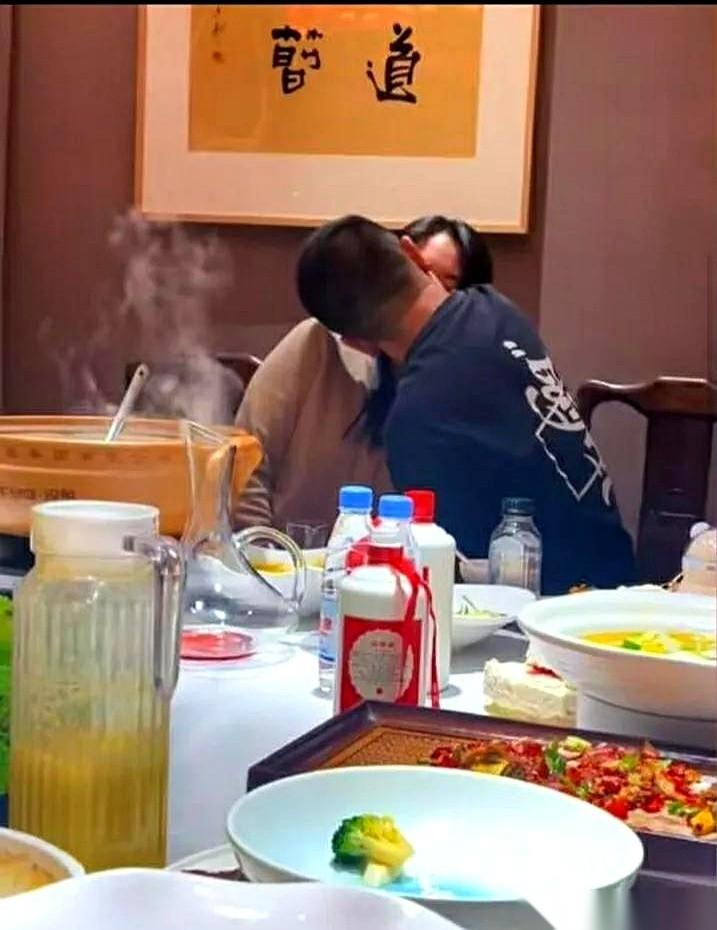 男人自己连一杯15块钱以上的奶茶都舍不得喝。
可一旦他的存款超过500万，不管是