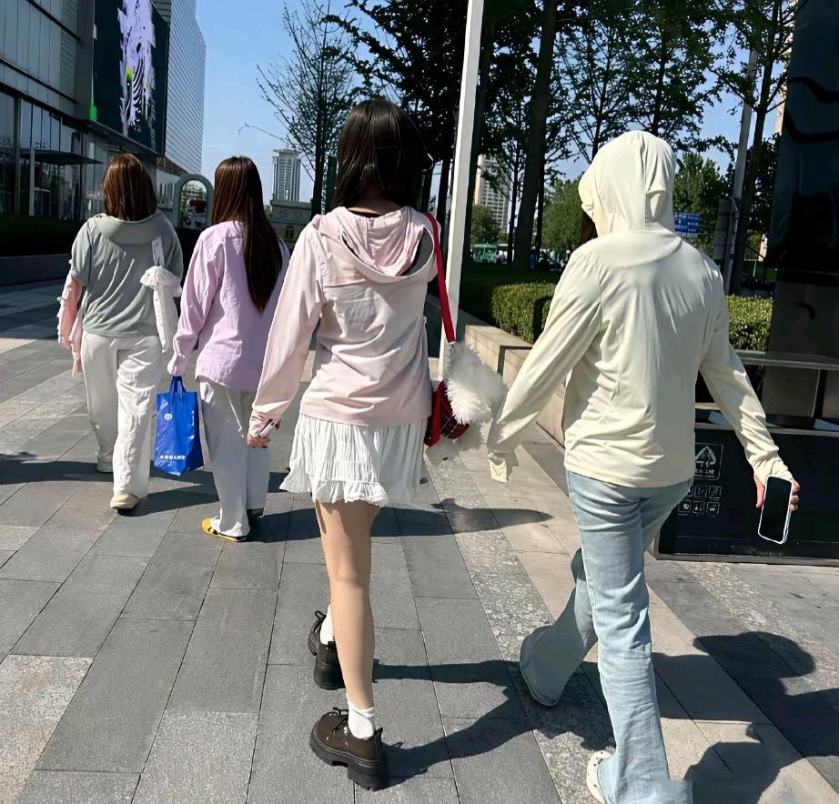 街上穿裙子的女生越来越少，逛商场放眼望去大多都是阔腿裤、牛仔裤。
做服装批发的朋