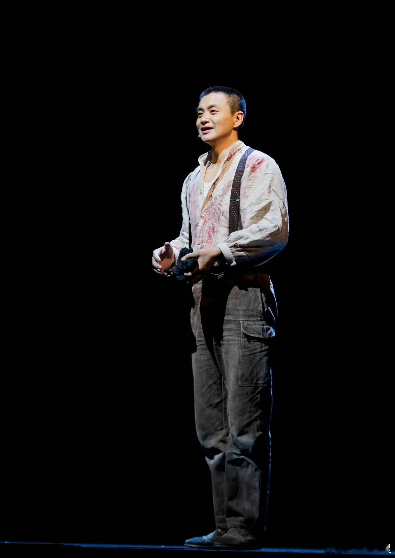 #周一围说朱丹没吃张颂文的醋# 周一围的话剧巡演纪录片《围观周一围》精彩呈现，让