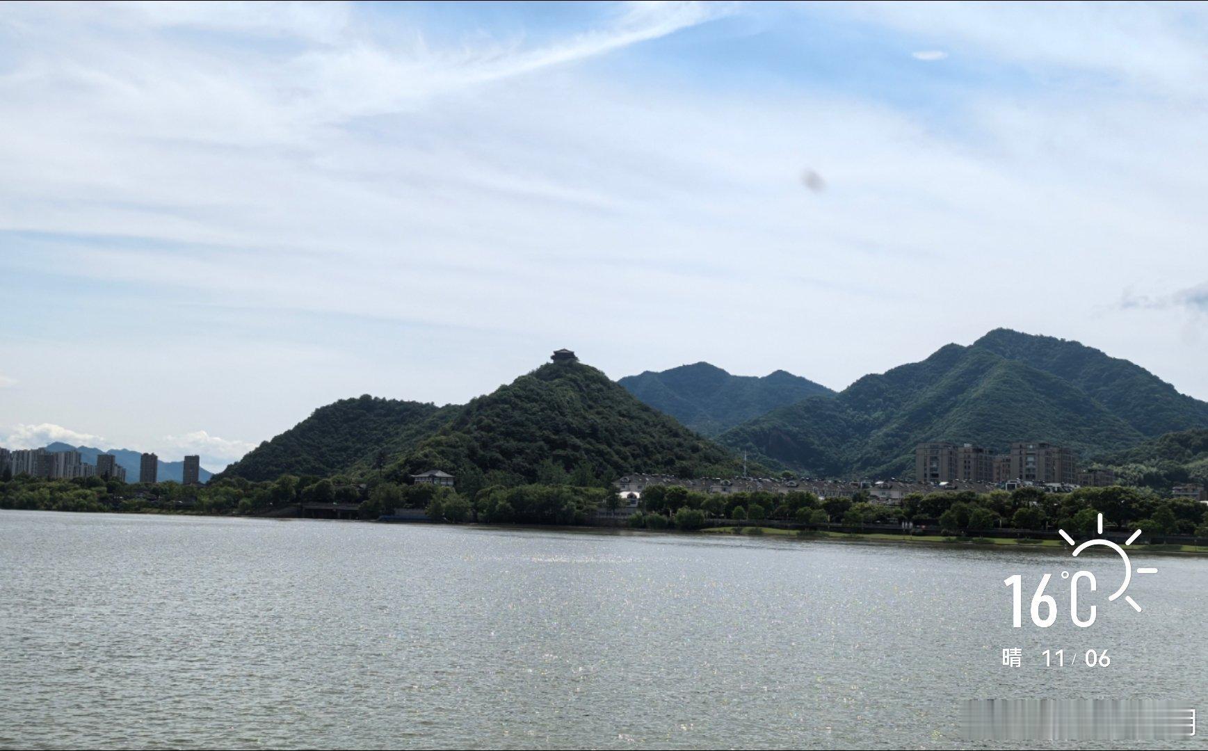 早安         好像不利用这爽朗的天气，有点浪费哉。      [挤眼] 