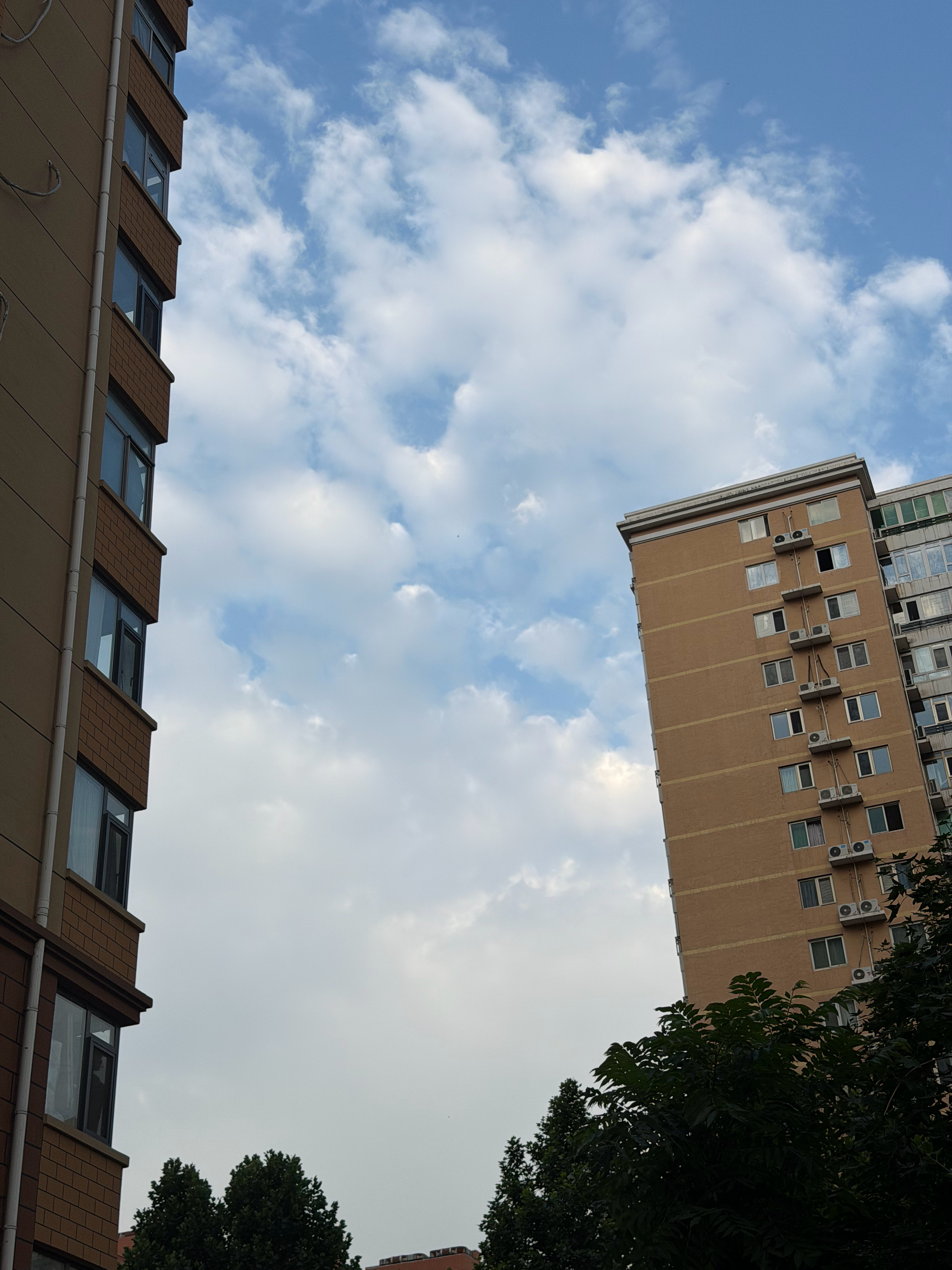 好喜欢夏天呀早上5点多出门天已经亮了，温度也凉爽舒适~今天去趟深圳HDC，每年都