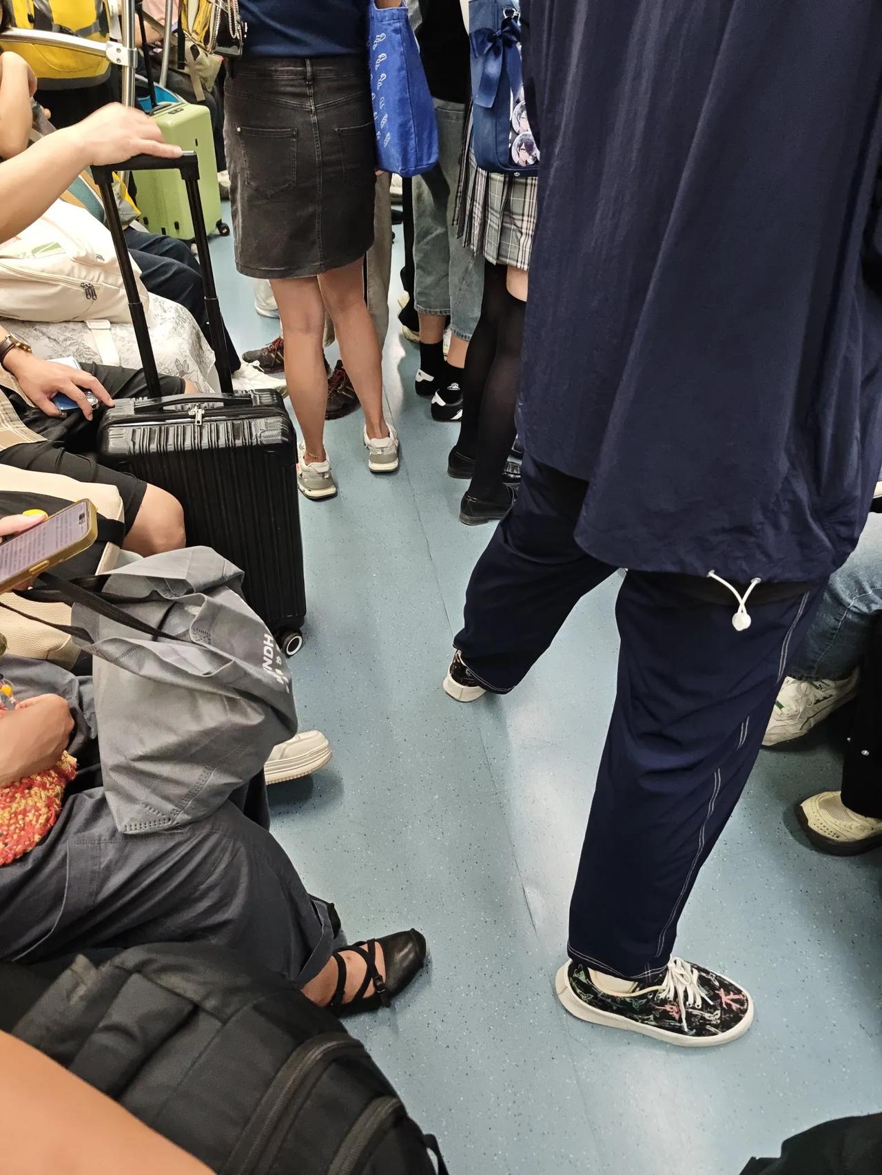 22点16分的10号线，人还是那么多。来的时候我站了一路
北京通勤的辛苦在全中国