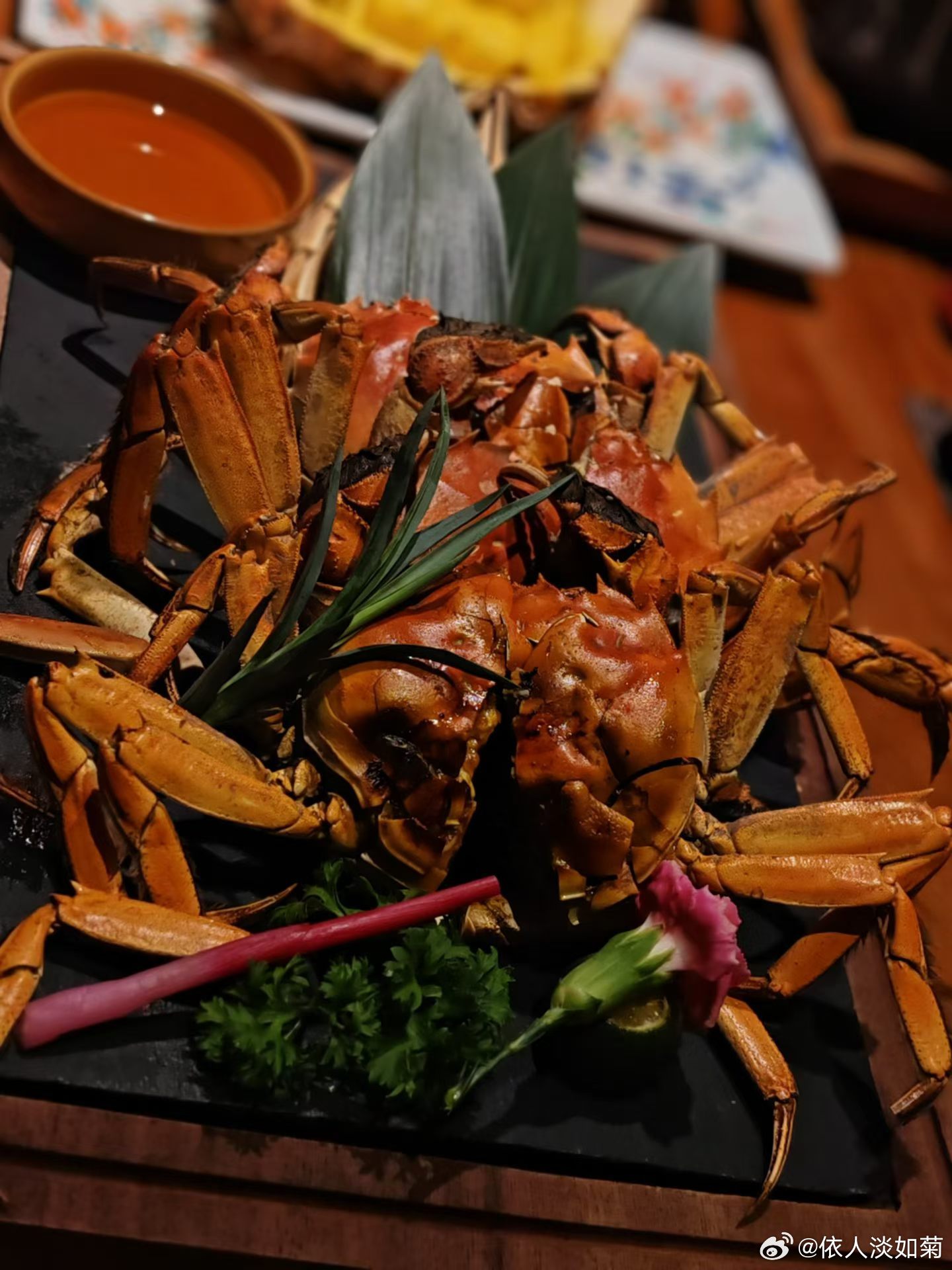 最近梭子蟹开始耍流氓，都耍瘦了。食物家的招牌就从梭子蟹换成了大闸蟹，依旧是全系列