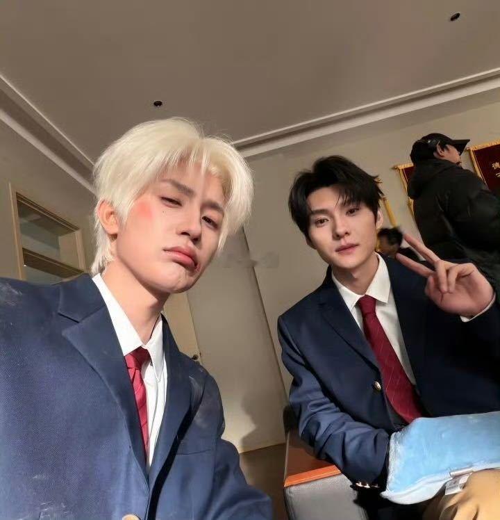 小伙追妻结果被儿子揍了 把亲儿子当情敌的结果就是被儿子揍，小伙用亲身经历告诉我们