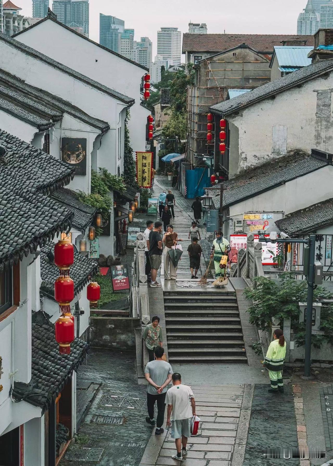 无锡南长街，白天是青砖黛瓦下的慢时光，夜晚是串串红灯笼点亮的夜色阑珊。
图文原创