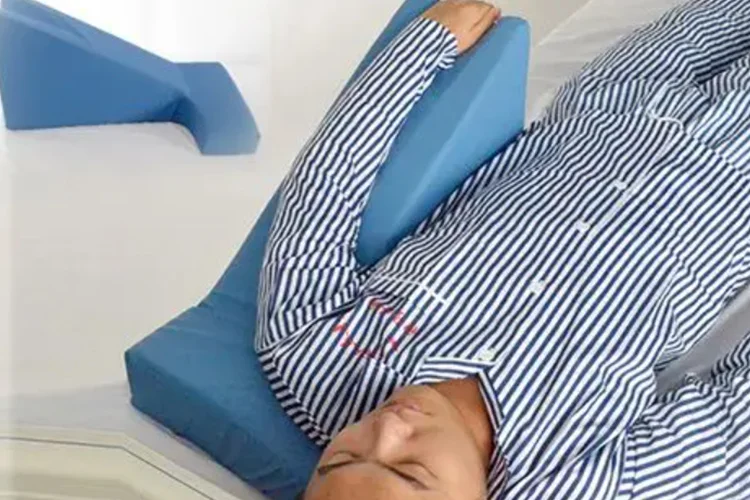 桡骨骨折睡觉姿势图
