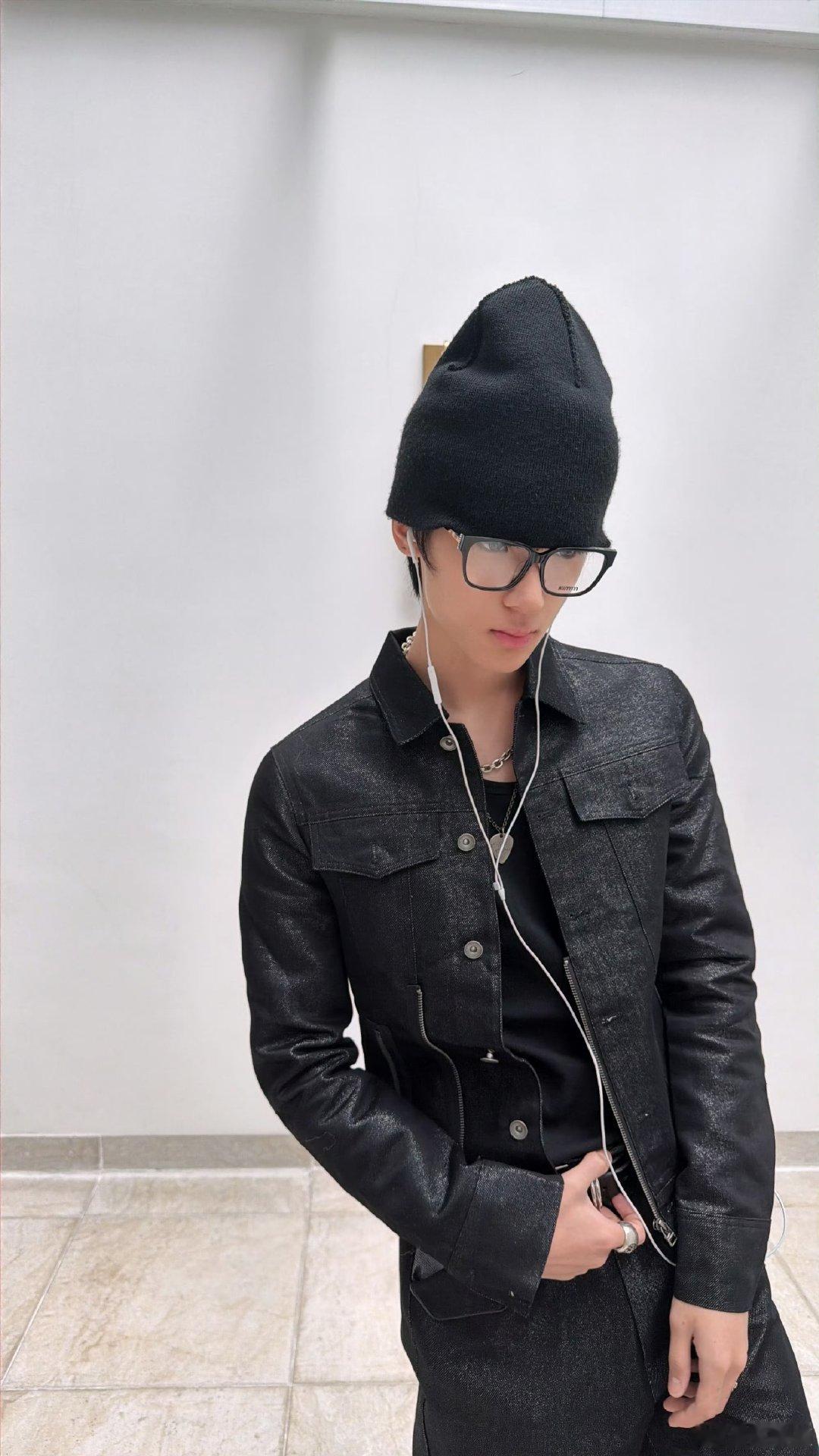 张峻豪眼镜回归张峻豪加盟大眼音乐节谁被张峻豪新更的五宫格帅到了？冷帽配眼镜的Al