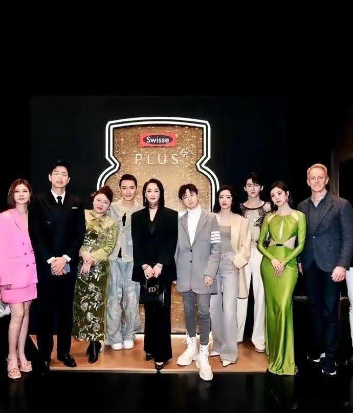 易梦玲也拍了合照，被截掉了，娱乐圈的名利场… ​​​