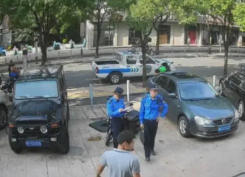 上海，男子开了家汽车维修店，某天来了几个制服人员，给他开了张罚单，理由是店门口的