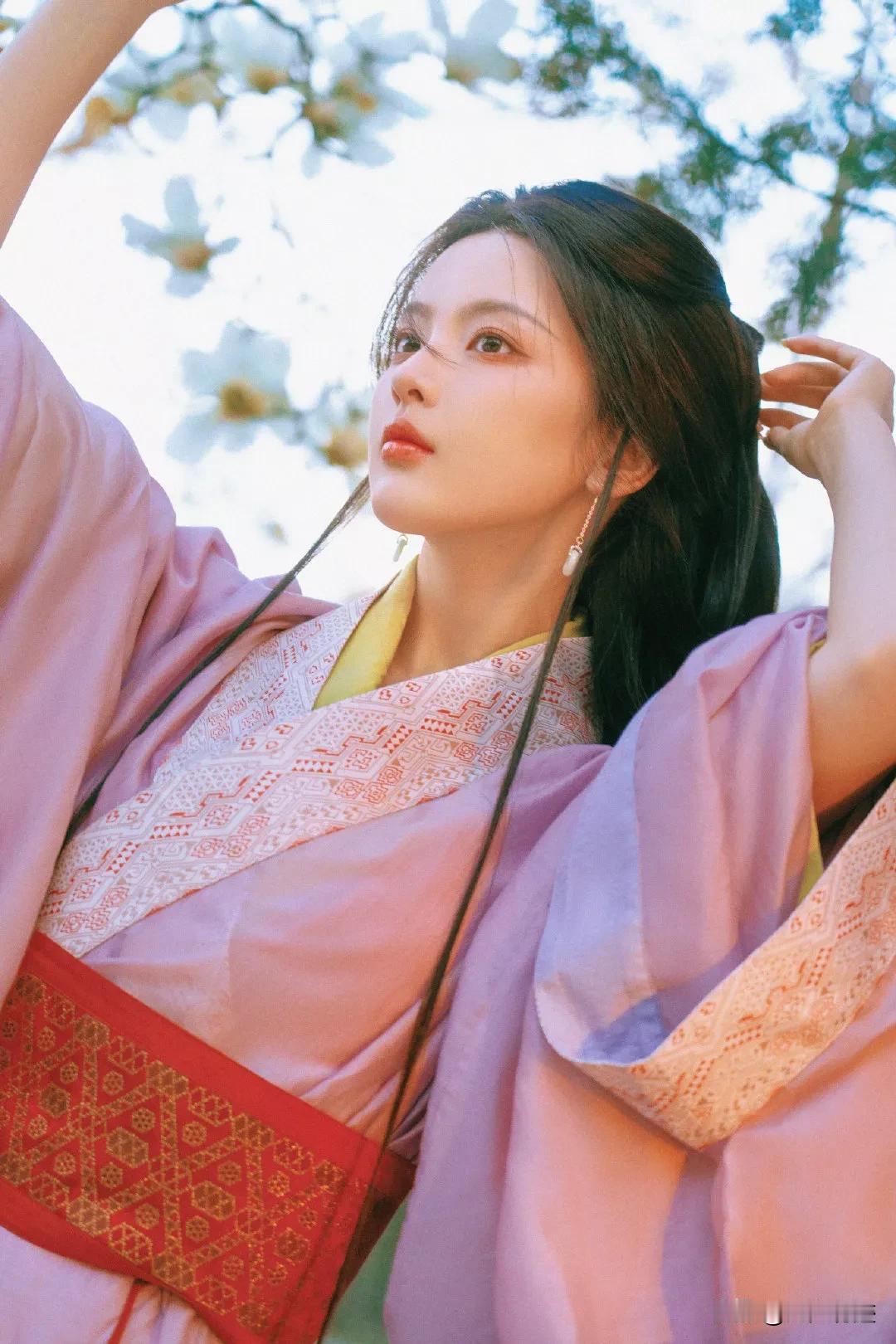 杨超越的美，只能存活在静态图像里。而她的可爱，只能表现在综艺节目里。
一旦到了，