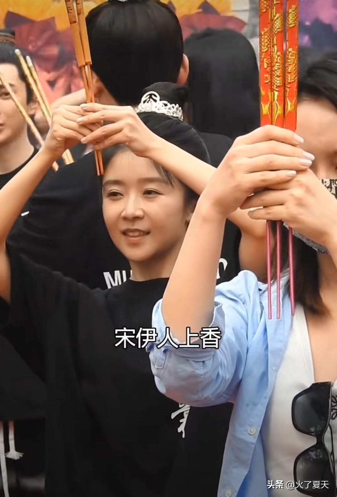 宋伊人被曝与程青松（57岁）、极光光等人关系密切，引发网友对其背景及行为的猜测。