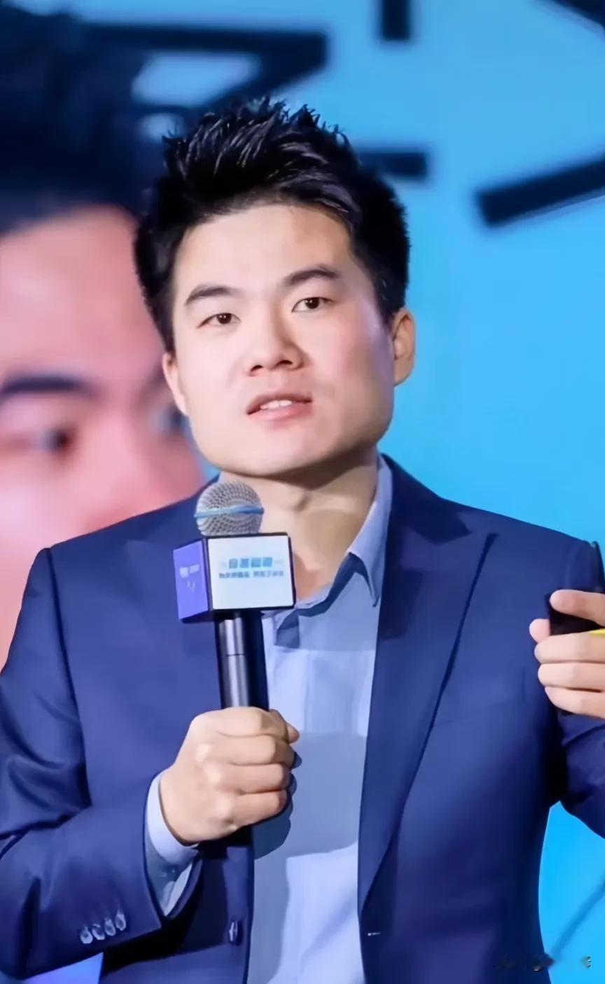董宇辉确实强悍，照这样发展下去，东方甄选是干不过与辉同行了！

拿前几天的广西场