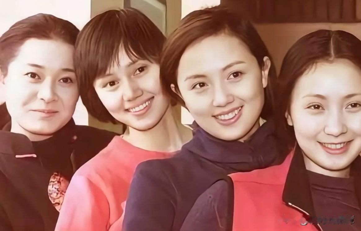 她曾经那么美，真的好突然好可惜～中戏上学时，朱媛媛和陶红、袁泉、辛柏青的合影，中