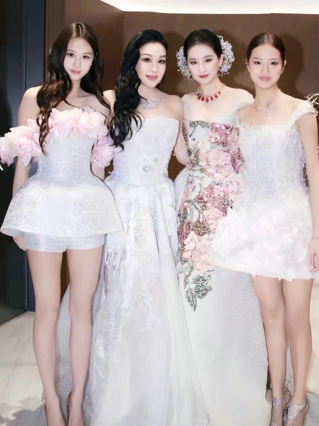 刘亦菲与钟丽缇母女合照 神仙姐姐太权威了 ​​​
